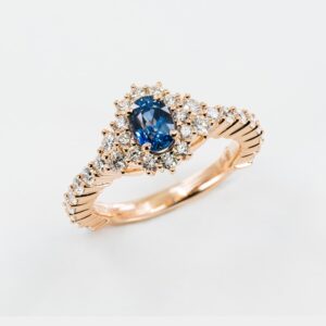 Anello zaffiro rosé Crown Prestige - Gioielleria Casavola di Noci - gioiello in oro rosa 18 carati con diamanti - idee regalo per proposta di matrimonio elegante - per lei