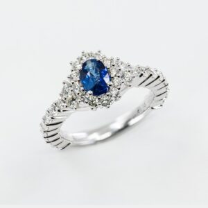 Anello zaffiro white Crown Prestige - Gioielleria Casavola di Noci - gioiello in oro bianco 18 carati con diamanti - idee regalo per proposta di matrimonio elegante - per lei