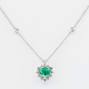 Collana smeraldo cuore e diamanti Prestige - Gioielleria Casavola di Noci - gioiello in oro bianco 18 carati - idee regalo compleanno 50 anni moglie