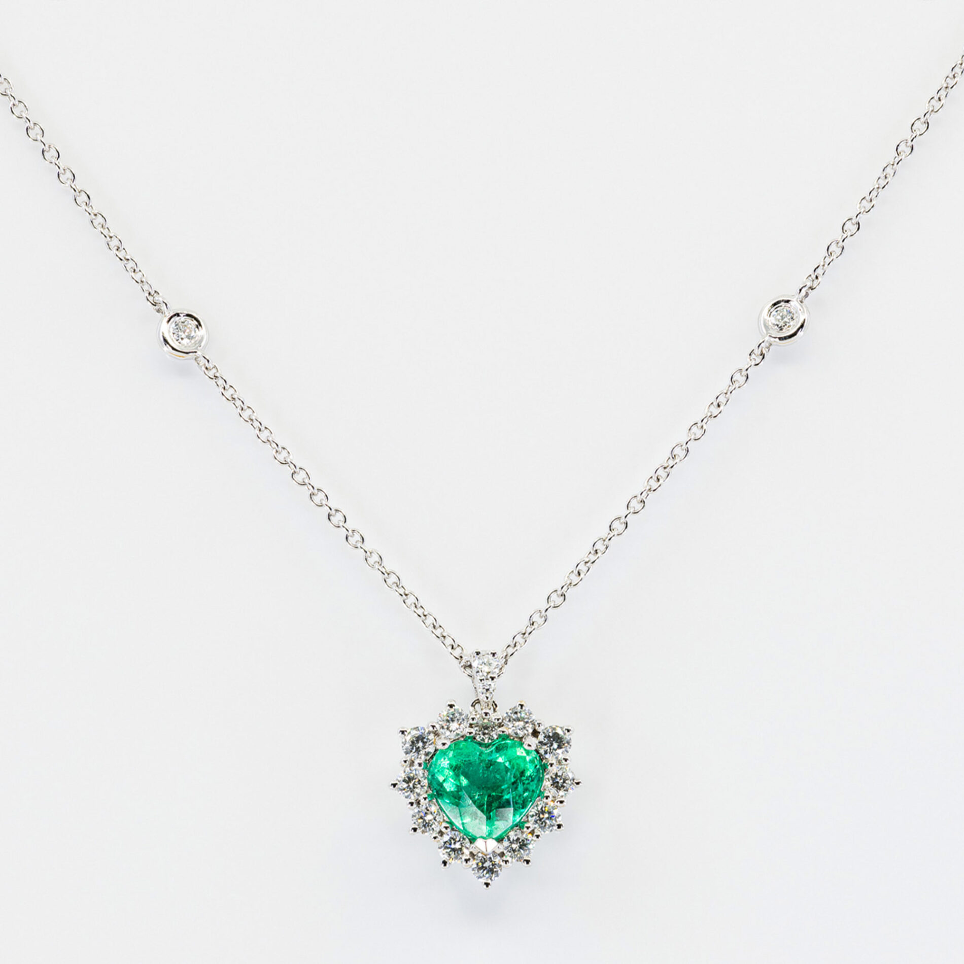 Collana smeraldo cuore e diamanti Prestige - Gioielleria Casavola di Noci - gioiello in oro bianco 18 carati - idee regalo compleanno 50 anni moglie