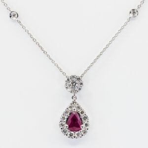 Pendente Goccia Rubino Pavé diamanti Prestige - Gioielleria Casavola di Noci - in oro bianco 18 carati - idea regalo moglie che ha già tutto