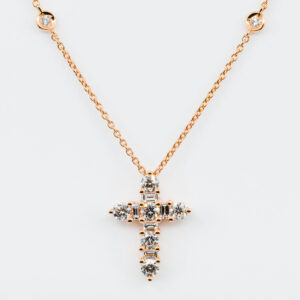 Collana Croce Fidelis Rose diamanti - Gioielleria Casavola di Noci - gioiello in oro rosa 18 carati - idee regalo cresima adulto donna