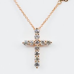 Collana Croce Fidelis diamanti bianchi rosé - Gioielleria Casavola di Noci - gioiello in oro rosa 18 carati - idee regalo cresima adulto donna