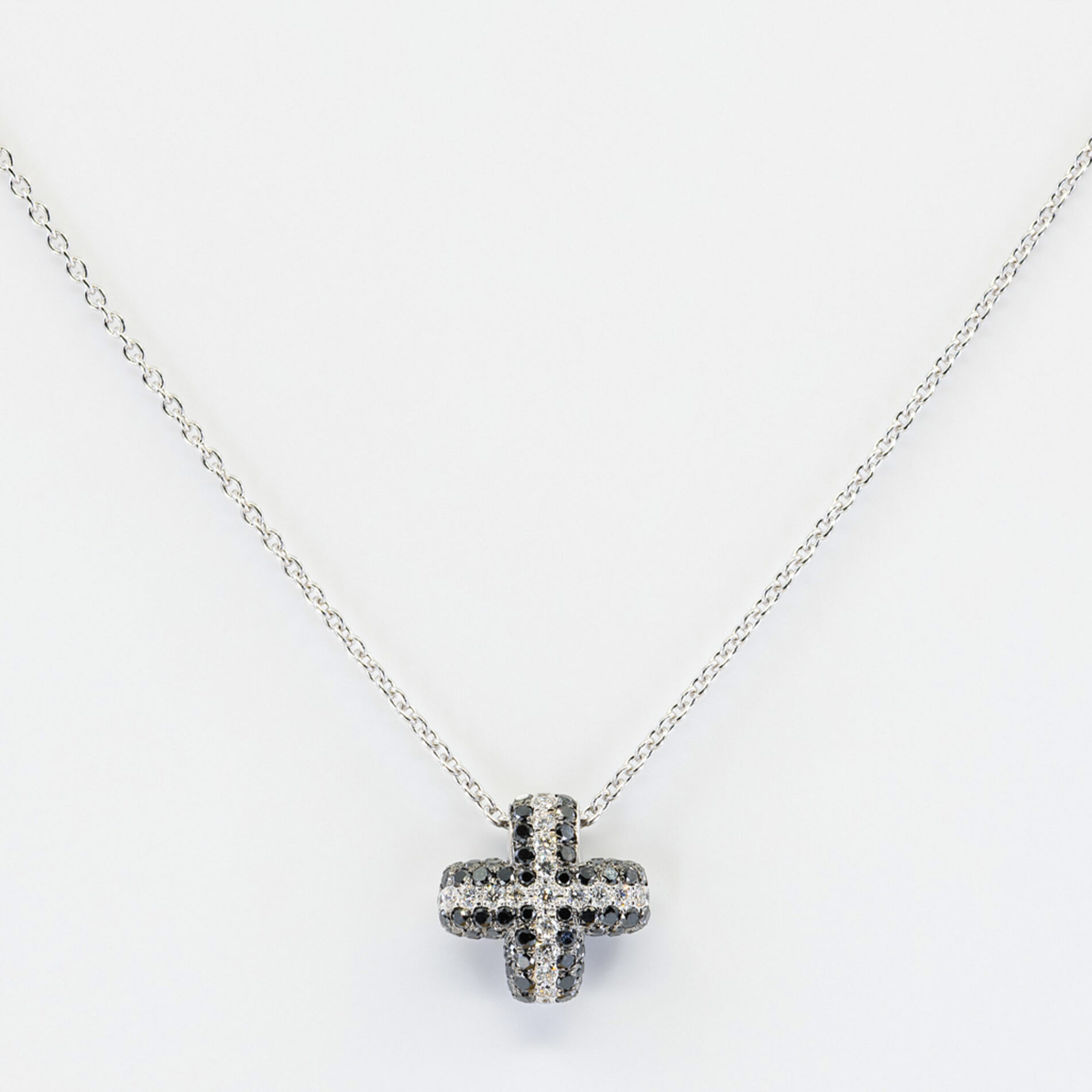 Collana croce diamanti Angelus Soft Small White - Gioielleria Casavola di Noci - gioiello in oro bianco 18 carati - idee regalo comunione bambino