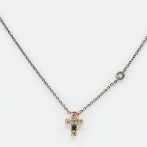 Collana croce diamanti e smeraldo Angelus Redux Rosé - Gioielleria Casavola di Noci - gioiello in oro rosa 18 carati - idee regalo prima comunione