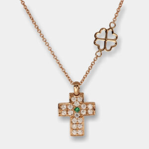 Collana croce diamanti e smeraldo Angelus Rosé Light - Gioielleria Casavola di Noci - gioiello in oro rosa 18 carati - idee regalo cresima adulto