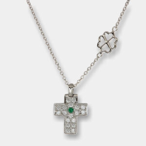 Collana croce diamanti e smeraldo Angelus White Light - Gioielleria Casavola di Noci - gioiello in oro bianco 18 carati - idee regalo cresima adulto