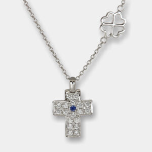 Collana croce diamanti e zaffiro Angelus White Light - Gioielleria Casavola di Noci - gioiello in oro bianco 18 carati - idee regalo battesimo maschietto