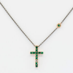 Collana croce smeraldi Angelus Auctus Rosé - Gioielleria Casavola di Noci - gioiello in oro rosa 18 carati e diamante - idee regalo prima comunione bambino