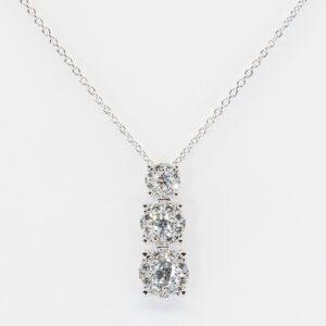 Collana trilogy oro bianco Invisible - Gioielleria Casavola di Noci - gioiello con diamanti taglio brillante - idee regalo compleanno 40 anni moglie