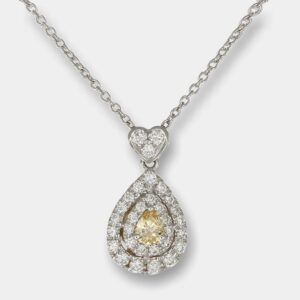 Pendente diamante fancy goccia White Prestige - Gioielleria Casavola di Noci - gioiello in oro bianco 18 carati - idee regalo compleanno donna che ha già tutto