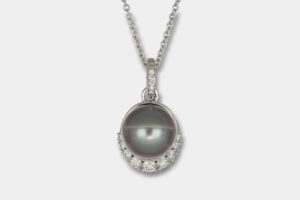 Crivelli collana perla di Tahiti con pavé diamanti - Gioielleria Casavola di Noci - idee regalo compleanno moglie 50 anni