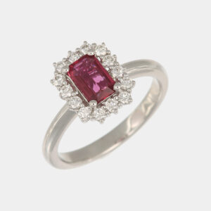 Anello rosetta rubino rettangolare Prestige White - Gioielleria Casavola di Noci - in oro bianco 18 carati con diamanti - idee regalo compleanno 50 anni moglie