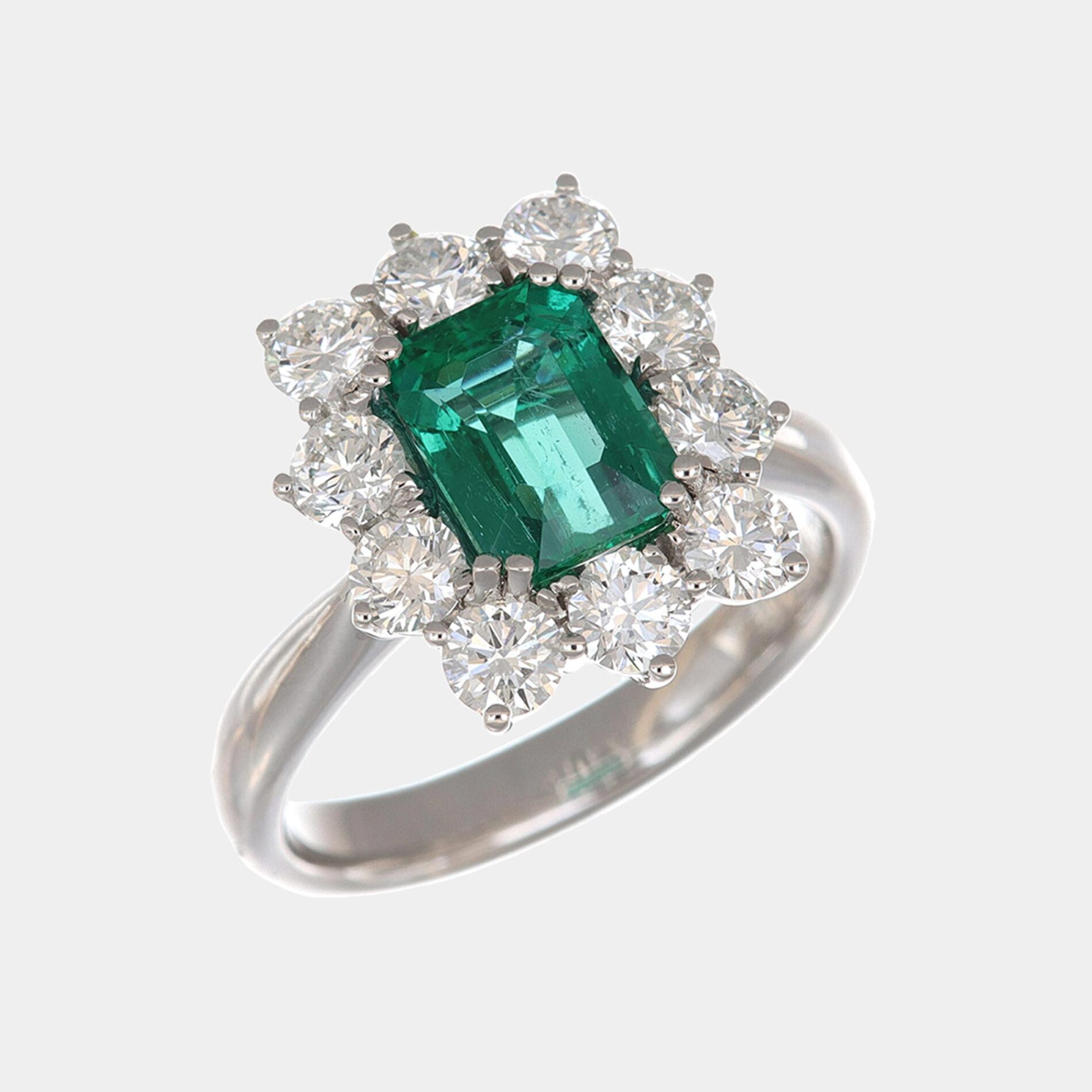 Anello smeraldo ottagonale Zambia Prestige - Gioielleria Casavola di Noci - anello in oro bianco 18 carati con diamanti - idee regalo compleanno 50 anni moglie