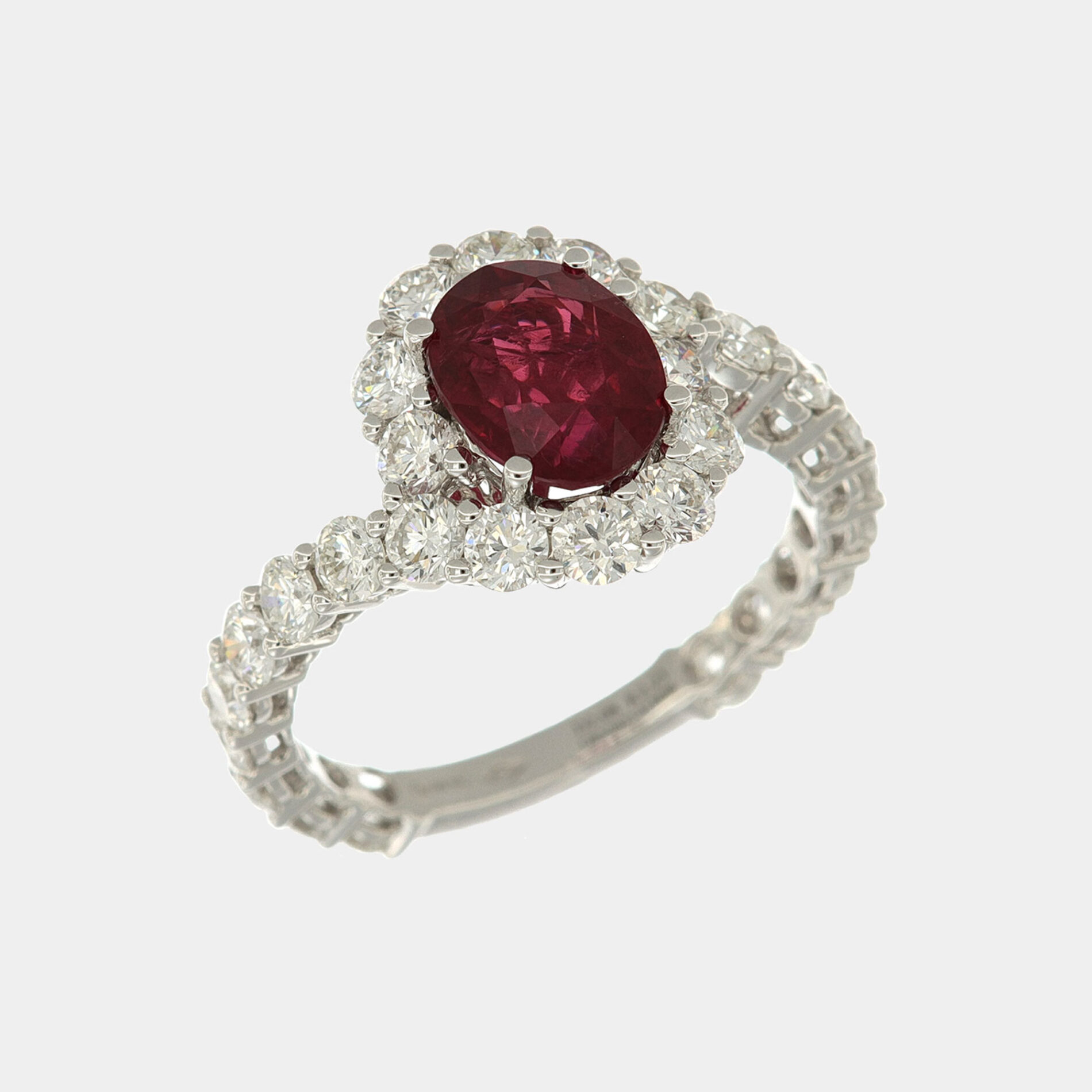 Anello rubino certificato Mozambico Prestige White - Gioielleria Casavola di Noci - in oro bianco 18 carati con diamanti - idee regalo per una donna che ha già tutto