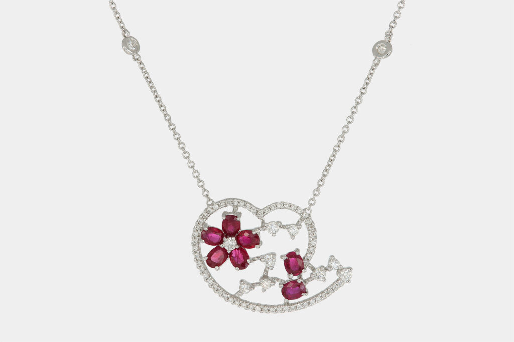 Collana cuore con fiore in rubini Nature White - Gioielleria Casavola di Noci - idee regalo compleanno 60 anni nonna - in oro bianco con diamanti