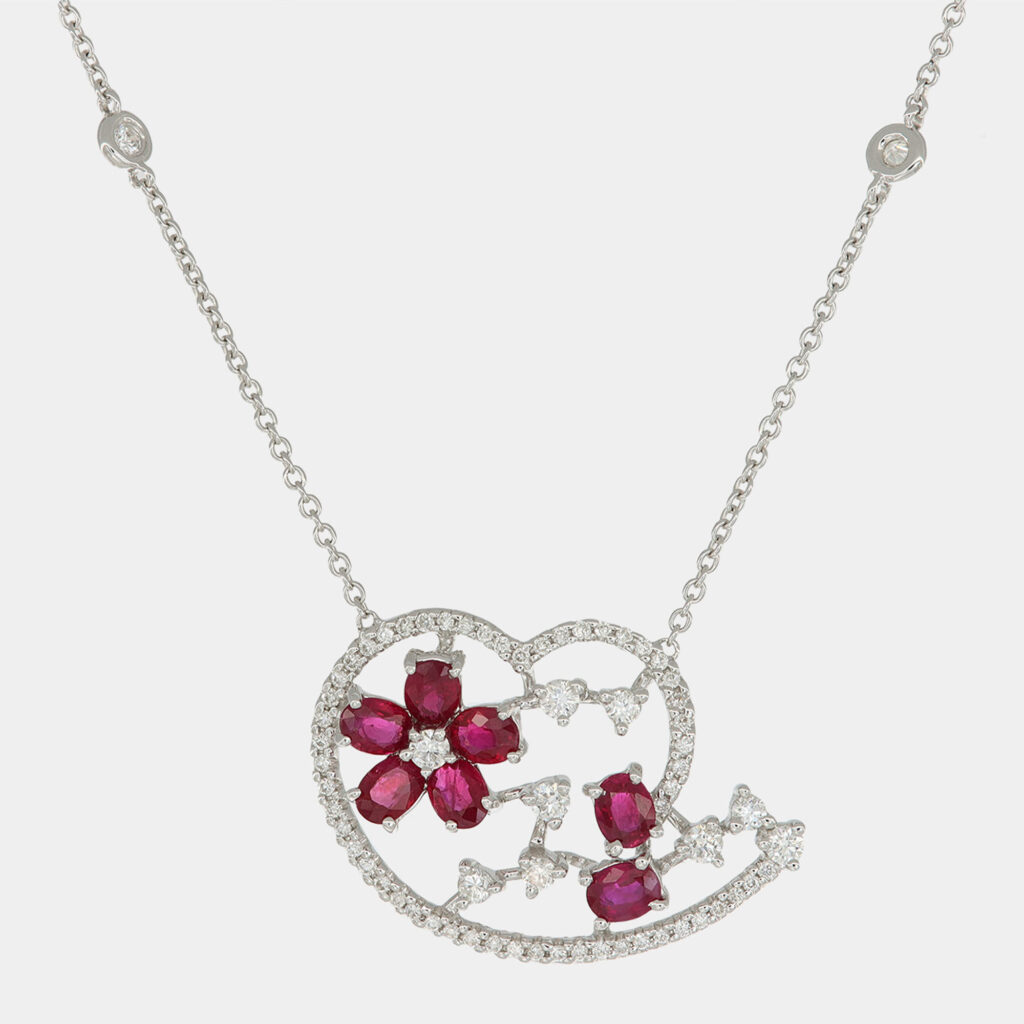 Collana cuore con fiore in rubini Nature White - Gioielleria Casavola di Noci - in oro bianco 18 carati con diamanti - idee regalo compleanno 50 anni moglie