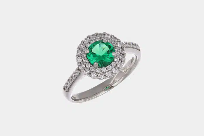 Anello oro bianco double halo con zircone verde - Gioielleria Casavola di Noci - idee regalo compleanno migliore amica 50 anni