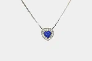 Collana cuore oro bianco zircone blu - Gioielleria Casavola di Noci - idee regalo per compleanno 18 anni fidanzata