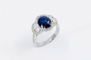 Anello diamanti mezzaluna e zaffiro 2.40 ct Prestige White - Gioielleria Casavola di Noci - idee regalo compleanno 60 anni mamma