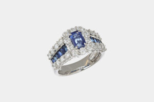Anello zaffiro Blue Moon Prestige White - Gioielleria Casavola di Noci - idee regalo per compleanno 60 anni mamma - in oro bianco 18 carati con diamanti