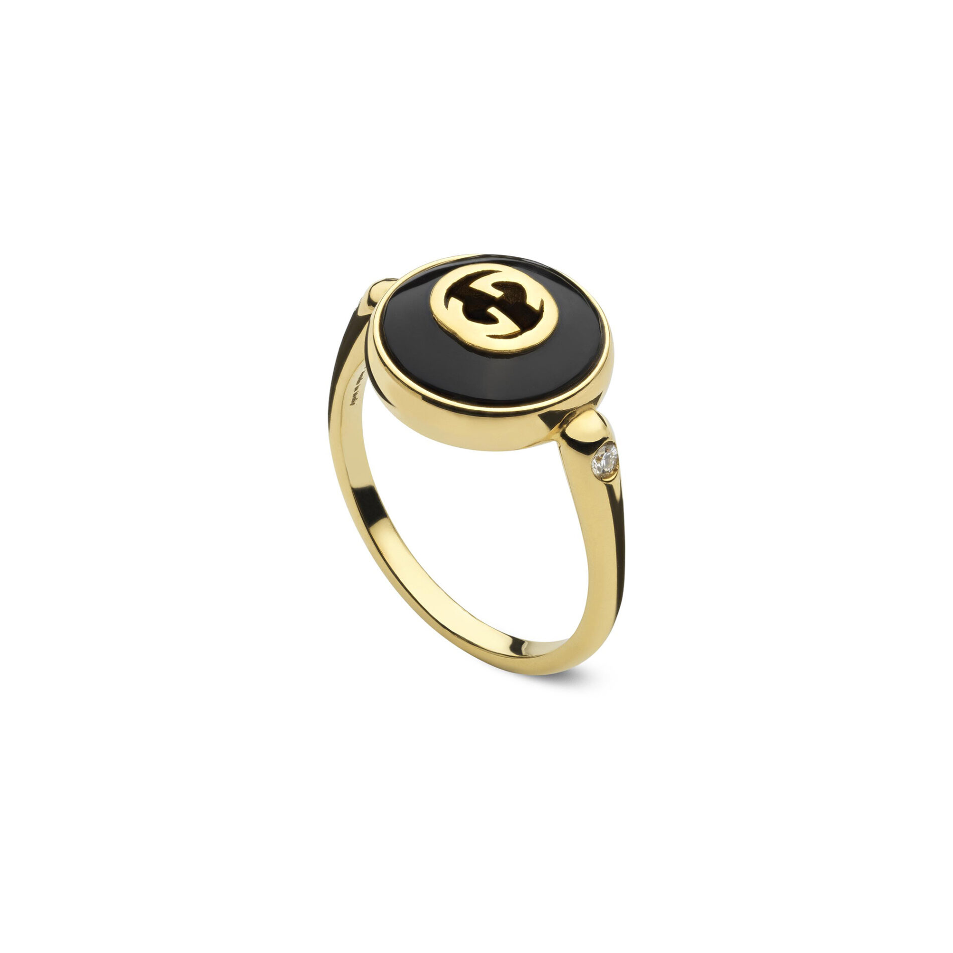 Gucci Interlocking YBC786547001 - Gioielleria Casavola di Noci - anello in oro giallo con pietra onice nera e diamanti - immagine in piedi