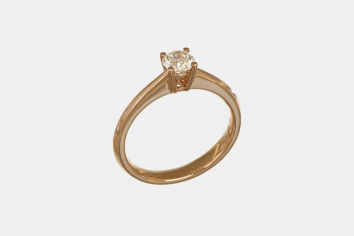 Anello solitario 4 griffe diamantino laterale Rosé - Gioielleria Casavola di Noci - idee per proposta di matrimonio originale - oro rosa 18 carati con diamante brillantino