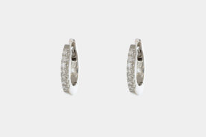 Cerchietti in oro bianco ovalizzati con pavé 1.5 cm Prestige - Gioielleria Casavola di Noci - idee regalo compleanno 18 anni migliore amica - con diamanti taglio brillante