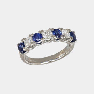 Veretta 7 gemme con diamanti e zaffiri white - Gioielleria Casavola di Noci - anello fidanzamento in oro bianco 18 carati per proposta matrimonio originale