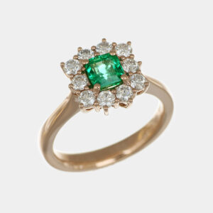 Anello rosetta smeraldo 0.72 ct Prestige Rosé - Gioielleria Casavola di Noci - gioiello in oro rosa 18 carati con diamanti - idee regalo per proposta di matrimonio colorata