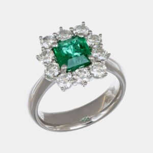 Anello rosetta smeraldo 1.57 ct Prestige White - Gioielleria Casavola di Noci - gioiello in oro bianco 18 carati con diamanti - idee regalo per proposta di matrimonio luxury