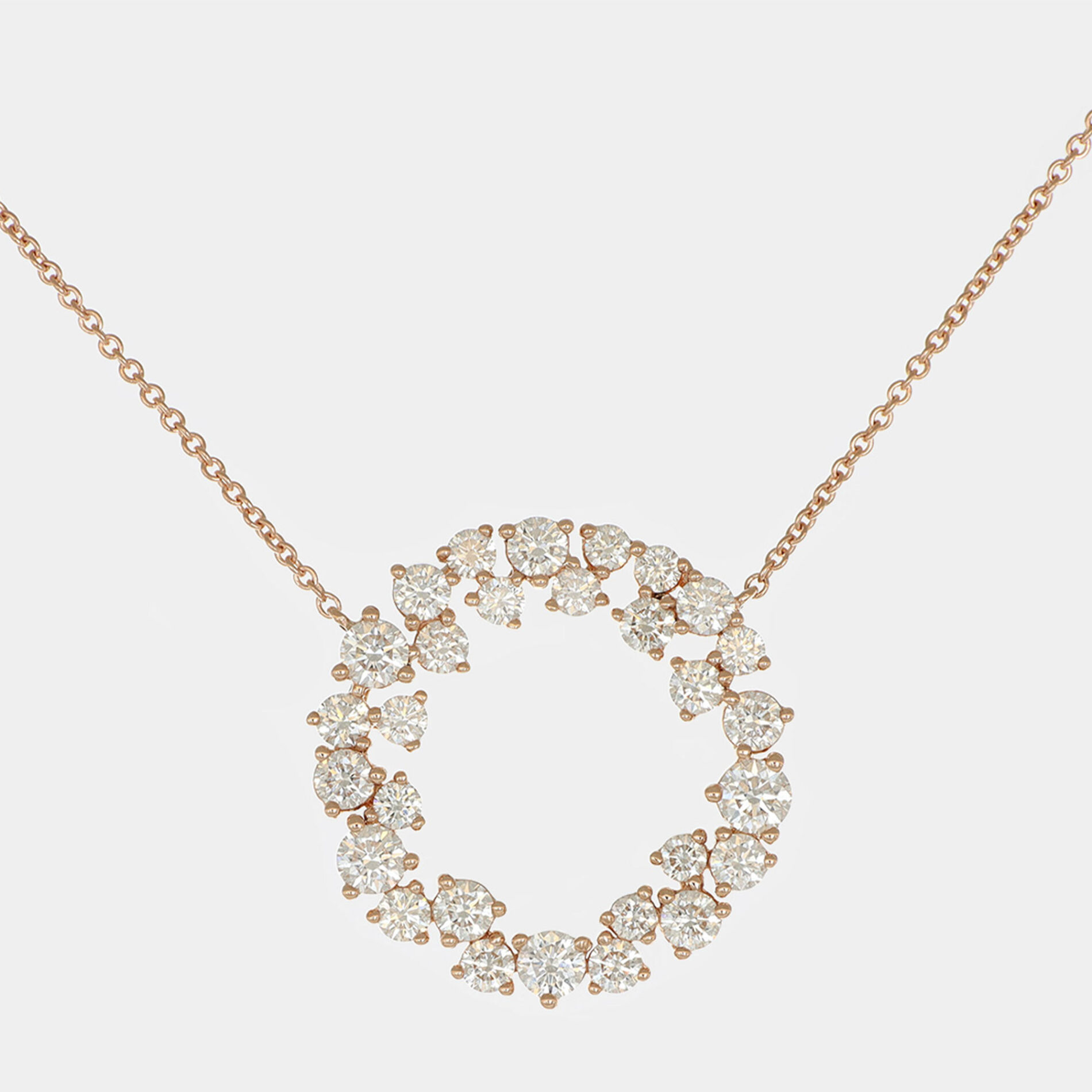 Collana cerchio diamanti pavé Rosé Prestige - Gioielleria Casavola di Noci - gioiello in oro rosa 18 carati - idee regalo compleanno fidanzata giovane