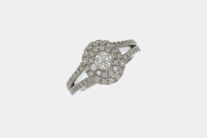 Anello ovale con diamante solitario e pavé Prestige White - Gioielleria Casavola di Noci - idee per proposta di matrimonio importante