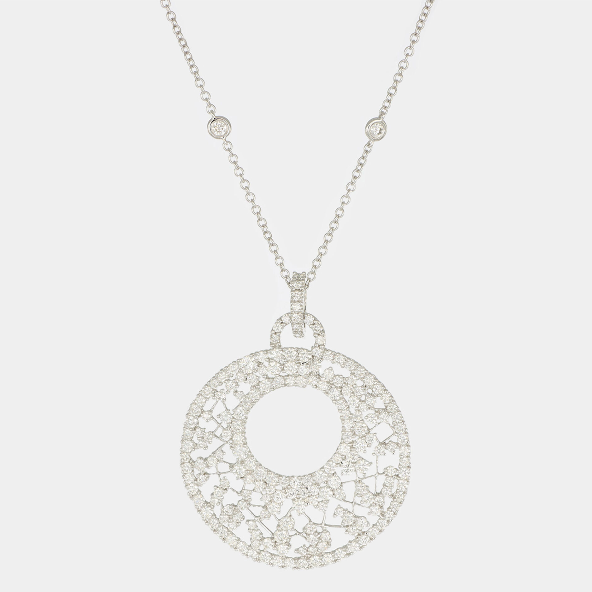 Collana medaglione diamanti White Prestige - Gioielleria Casavola di Noci - gioiello in oro bianco 18 carati - idee regalo compleanno 50 anni donna