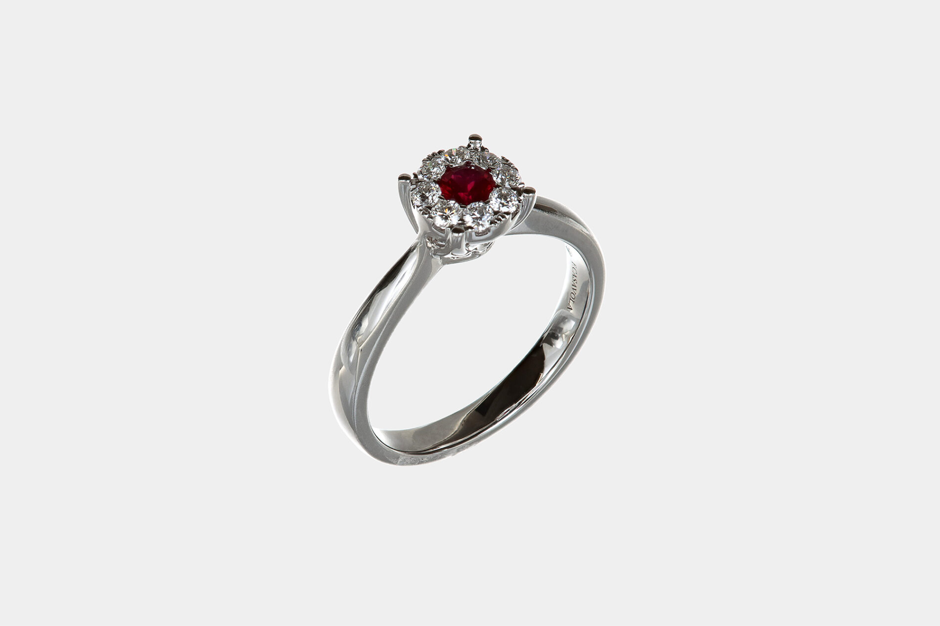 Anello Invisible rubino e diamanti White - Gioielleria Casavola di Noci - idee per una proposta di matrimonio da sogno - in oro bianco 18 carati