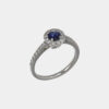 Anello zaffiro tondo 0.46 ct Prestige White - Gioielleria Casavola di Noci - gioiello in oro bianco con diamanti - idee regalo compleanno 50 anni moglie