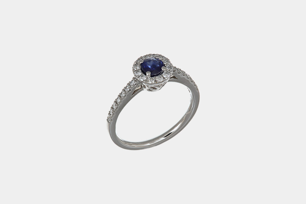 Anello zaffiro tondo 0.46 ct Prestige White - Gioielleria Casavola di Noci - gioiello in oro bianco con diamanti - idee regalo compleanno 50 anni moglie