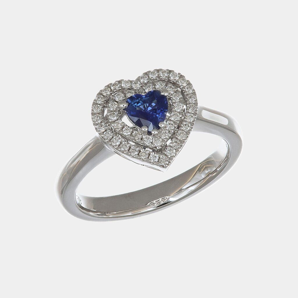 Anello cuore zaffiro 0.25 ct e pavé di diamanti White Prestige - Gioielleria Casavola di Noci - gioiello in oro bianco 18 carati - idee regalo proposta di matrimonio