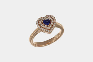 Anello cuore zaffiro 0.37 ct e pavé di diamanti Rosé Prestige - Gioielleria Casavola di Noci - idee per una proposta di matrimonio romantica