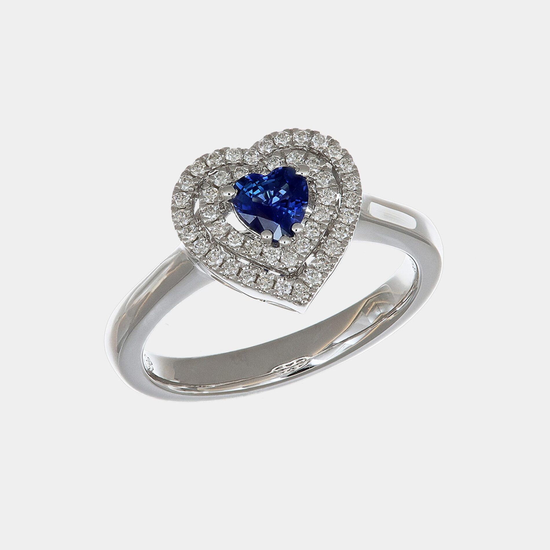 Anello cuore zaffiro 0.43 ct e pavé di diamanti White Prestige - Gioielleria Casavola di Noci - gioiello in oro bianco 18 carati - idee regalo proposta di matrimonio