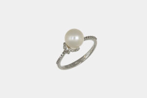 Anello oro bianco abbraccio perla e pavé di zirconi - Gioielleria Casavola di Noci - idee regalo compleanno 60 anni mamma