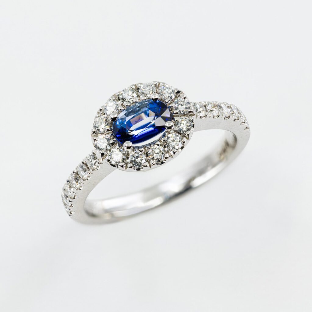 Anello zaffiro 0.50 ct pavé Little Prestige - Gioielleria Casavola di Noci - gioiello in oro bianco 18 carati con diamanti - idee regalo per proposta di matrimonio originale