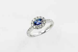 Anello zaffiro 0.50 ct pavé Little Prestige - Gioielleria Casavola di Noci - gioiello in oro bianco con diamanti - idee regalo compleanno 60 anni mamma