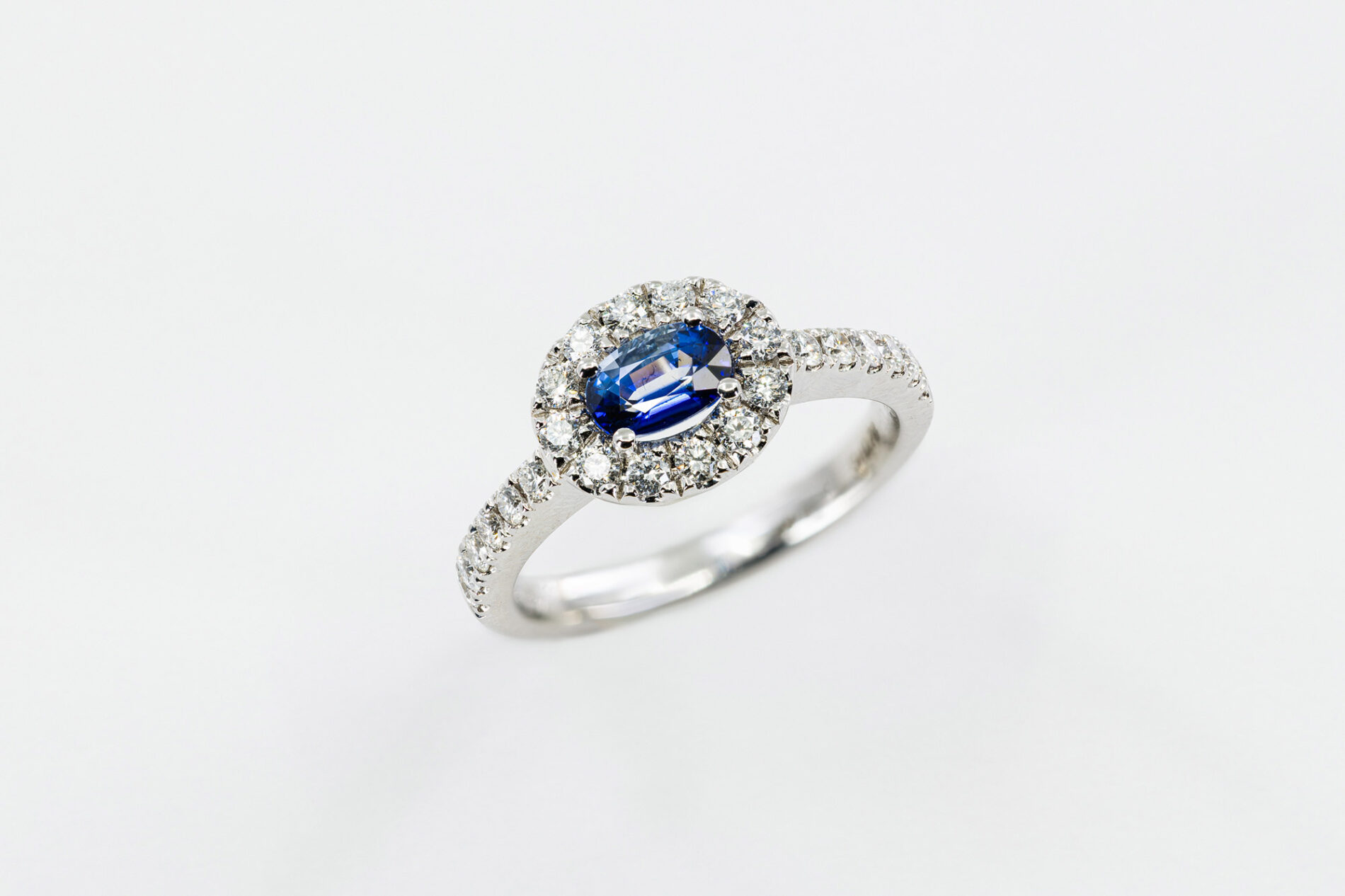 Anello zaffiro 0.50 ct pavé Little Prestige - Gioielleria Casavola di Noci - gioiello in oro bianco con diamanti - idee regalo compleanno 60 anni mamma