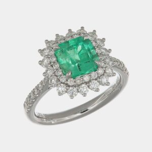 Anello con smeraldo colombiano e pavé diamanti Prestige - Gioielleria Casavola di Noci - gioiello in oro bianco 18 ct - idee regalo compleanno 60 anni moglie