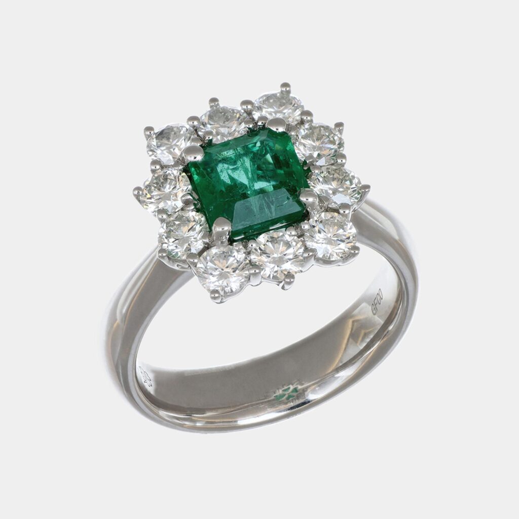 Anello rosetta smeraldo 1.38 ct Prestige White - Gioielleria Casavola di Noci - gioiello in oro bianco 18 ct con diamanti - idee regalo compleanno 50 anni moglie