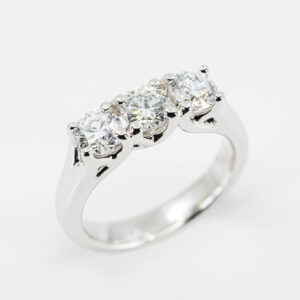 Trilogy anello diamanti certificati 1.30 ct. oro bianco - Gioielleria Casavola di Noci - idee regalo per una proposta di matrimonio unica e romantica