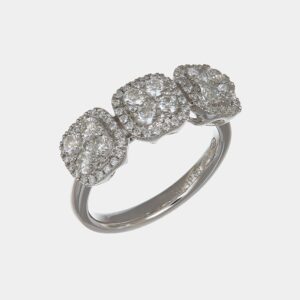 Trilogy anello quadrato diamanti pavé White - Gioielleria Casavola di Noci - idea regalo per proposta di matrimonio - in oro bianco 18 carati con diamanti taglio tondo brillante