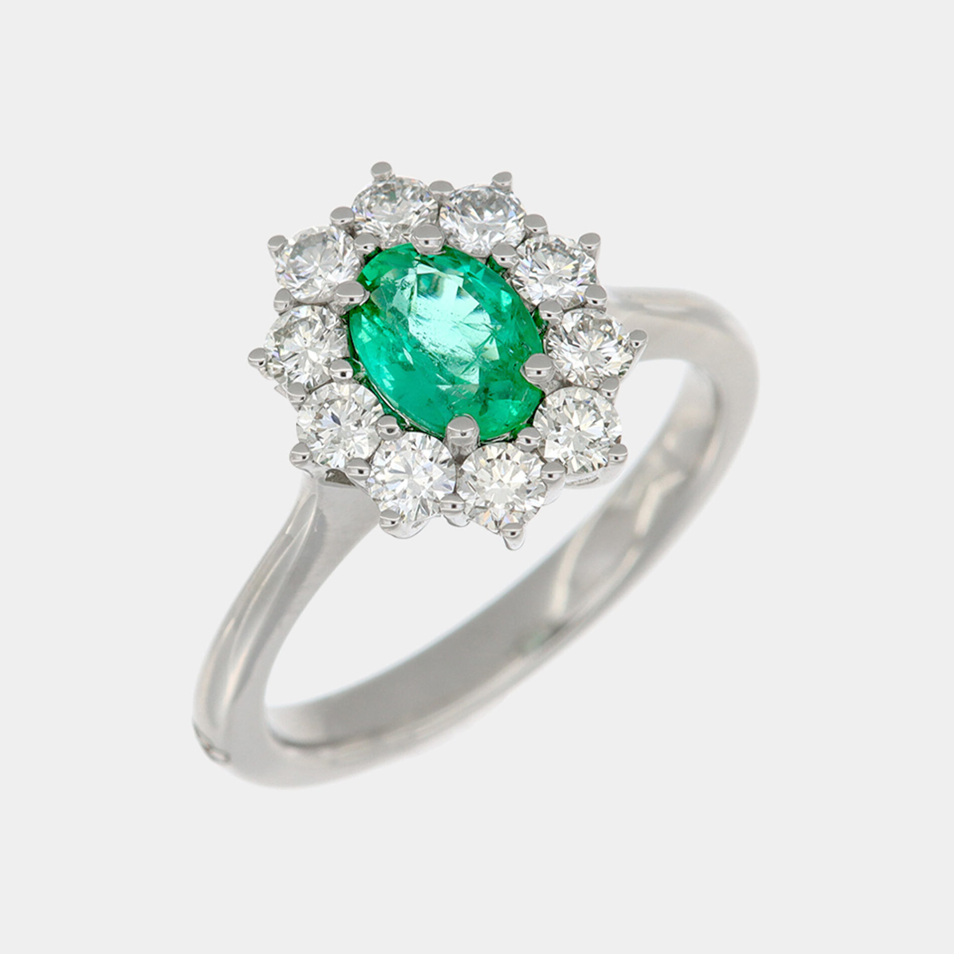 Anello rosetta smeraldo Zambia 0.68 ct Prestige White - Gioielleria Casavola di Noci - gioiello in oro bianco 18 ct con diamanti - idee regalo per proposta di matrimonio unica