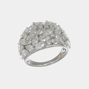 Anello a fascia larga con pavé di diamanti Prestige - Gioielleria Casavola di Noci - gioiello in oro bianco 18 carati - idee regalo per una donna che ama il lusso